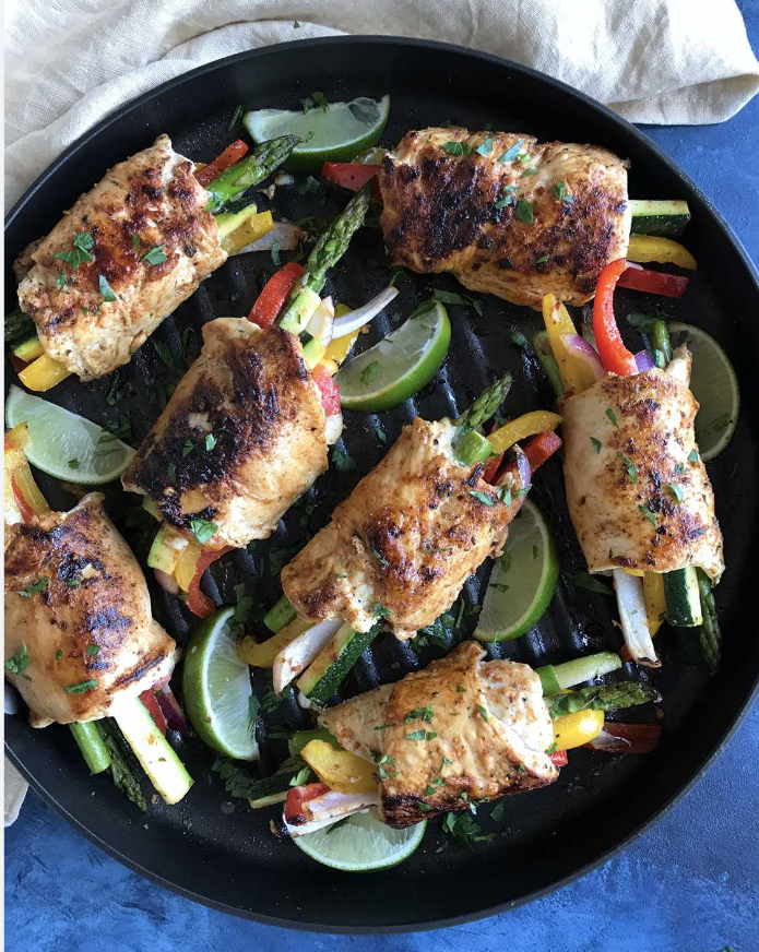 Rollo de pechuga de pollo con verduras y lima mas melón con jamón.